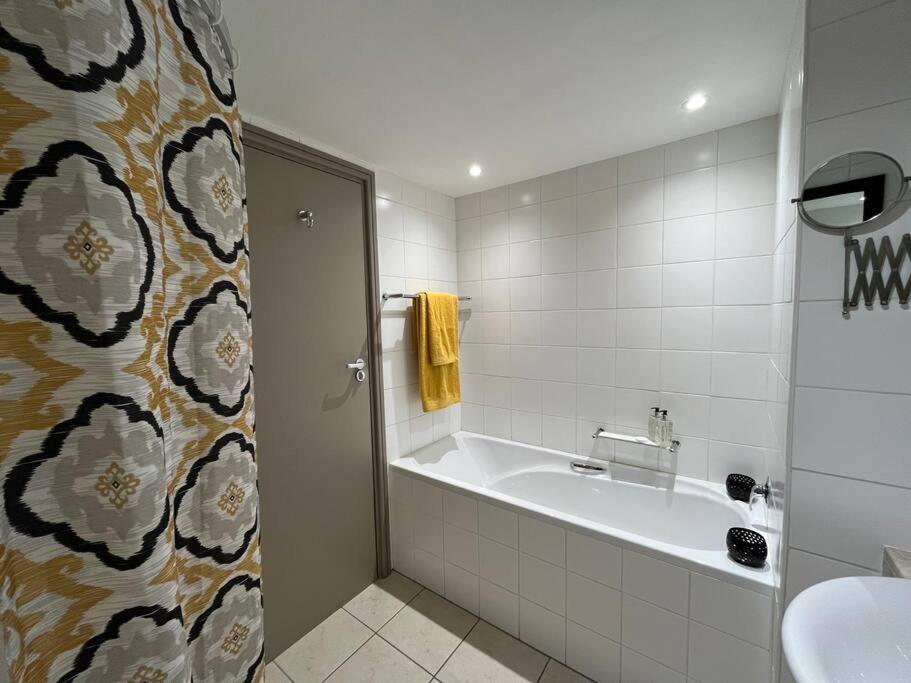 Beautiful Haven 2gyms With Pool & Parking *