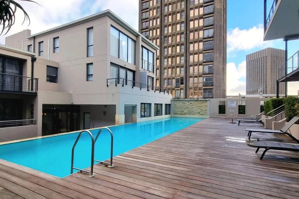 Beautiful Haven 2gyms With Pool & Parking