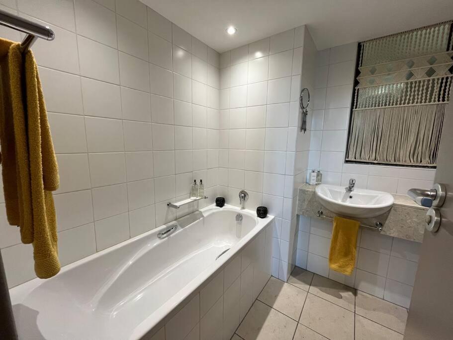 Beautiful Haven 2gyms With Pool & Parking Apartment Cape Town